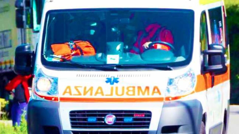 Auto esce di strada e si schianta su caseggiato tra Villa e Domo