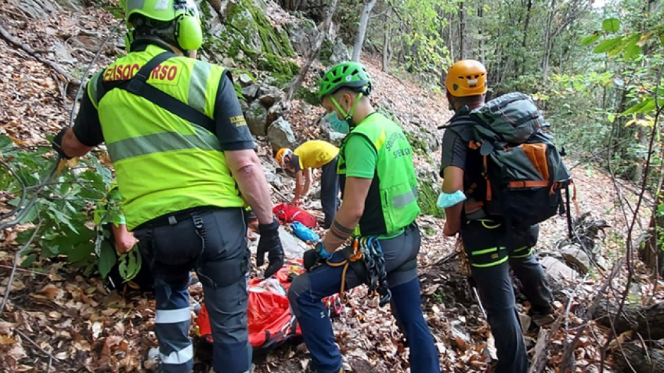 Anziana precipita in un canalone mentre cerca funghi