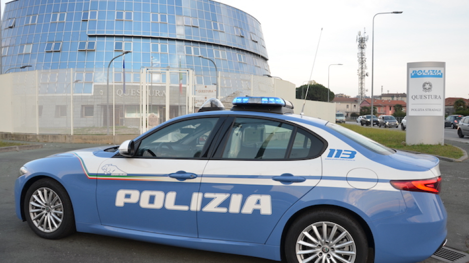 Suv investe una donna e non si ferma a soccorrerla