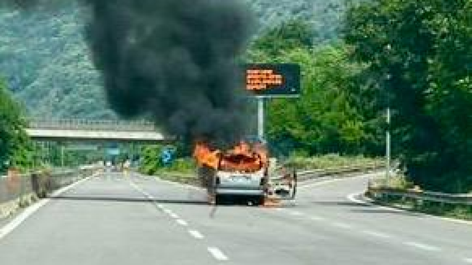 Auto in fiamme in superstrada. Traffico bloccato, intervengono i Vvf