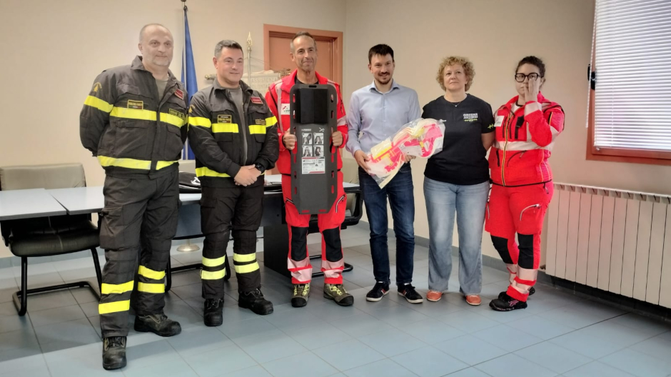 Donazione dei Vigili del Fuoco di Omegna ai Volontari del soccorso