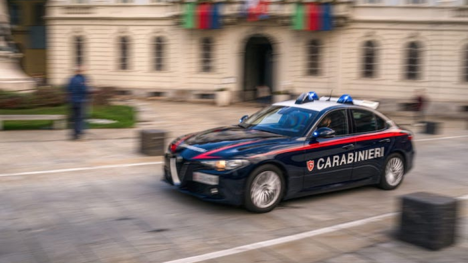 Forza la porta del bar e ruba sigarette e gratta e vinci per 200 euro, denunciato