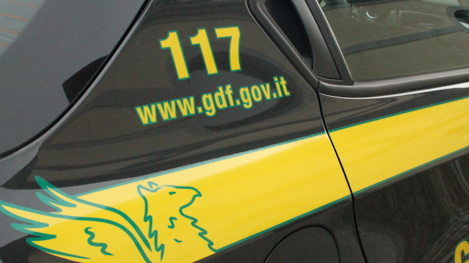 Svuotano un'azienda di soldi e macchinari: sei arresti per bancarotta