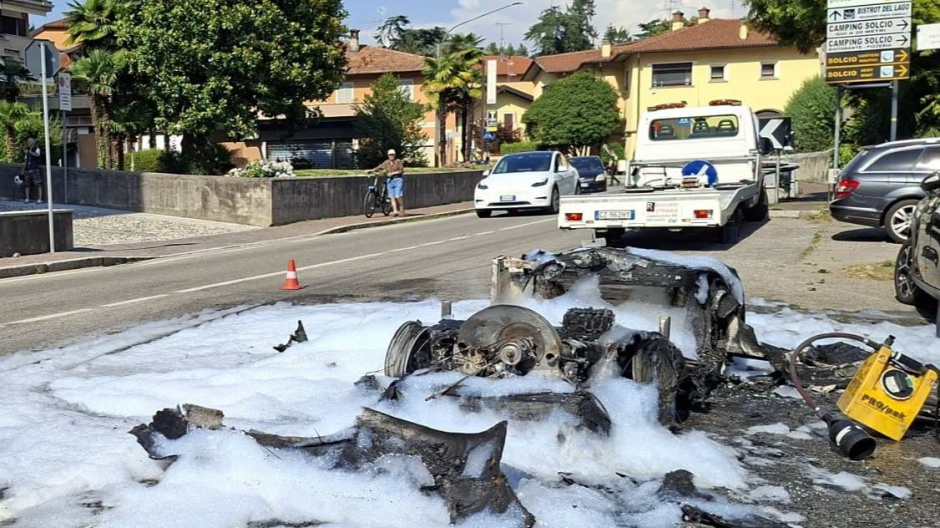 Porsche d'epoca con sposo a bordo va a fuoco